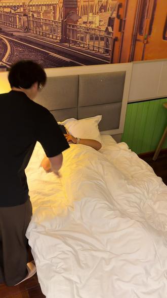 旅游结束在酒店的最后一晚,疯狂拍拍拍,这个美人鱼被子要把我笑死了,豆包p图又把我笑死了😂
#被子美人鱼 #旅游 #低脂低卡 #放飞自我系列