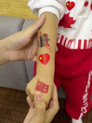 国庆啦 国庆啦 喜气洋洋的#国庆贴纸 可以安排上了 让孩子感受浓浓的#国庆节 #祖国强大 #国潮风