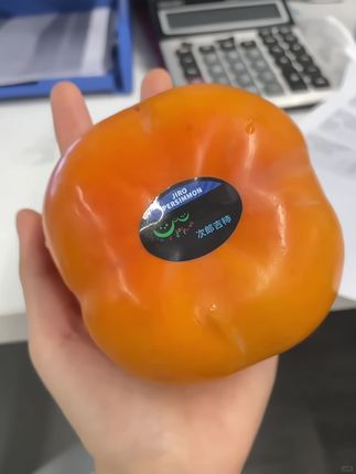 谁研究的巧克力脆柿啊!怎么会这么好吃😋又脆又甜又多汁!咬一口嘎嘣脆,甜到心坎里,完全不涩口!好吃哭了😭#脆柿子 #柿子 #脆甜多汁#新鲜应季水果 #谁懂这一口的好吃程度