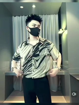 冰丝垂感衬衫男条纹小众短袖衬衫新款夏季凉感痞帅风休闲衬衣#爆款热卖中 #时尚休闲#冰丝面料#夏季新款 #喜欢的赶紧入手