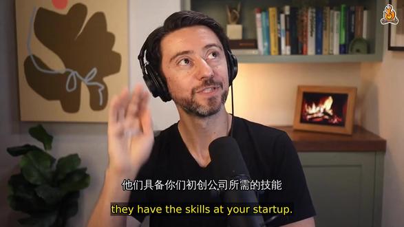 社区SaaStr的创始人:用AI全面取代销售团队 #SaaStr #杰森莱姆金 #SaaS投资 #AI销售 杰森·莱姆金是全球最大的软件创始人社区SaaStr的创始人,同时也是一位经验丰富的SaaS投资人,曾向B2B初创企业投入超过2亿美元。在他最后一名销售人员离职后,杰森做出了一项激进的决定:用AI代理全面取代其整个市场进入团队。这一最初仅为实验的举措,如今已演变为一种全新的运营模式——仅由1.2名人类管理的20个AI代理,便完成了过去由10名销售开发代表(SDR)和销售代表(AE)组成的团队所承担的工作。在这次对话中,杰森分享了他亲身体验运用AI管理销售团队的实践,包括哪些方法有效、哪些无效,以及市场进入(GTM)格局正如何迅速变革。
——————
本文主要介绍了利用AI代理工具提升个人和团队竞争力的方法及实际经验。首先,作者指出大部分人对AI代理工具的使用缺乏实践,建议选取一个急需解决的问题,选择头部厂商的工具,亲自进行数据上传、训练与迭代,强调动手实操的重要性。
接着,文章以实际案例阐述了很多大公司即使资源丰富,也常因缺乏亲身实践而无法发挥工具价值。通过细致讲解上传资料、训练代理、日常改错和持续优化的过程,说明坚持30天亲自操作即可取得显著成效。
最后,文中强调只要投入一个月的时间,花50-60小时掌握工具并上线生产环境,不仅极具市场竞争力,还可迅速成为AI实操领域的佼佼者,远超仅依赖外部代理的方案。