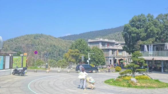 征服好汉坡,勇闯三叠泉,用脚步丈量庐山风骨
风遇山止,心向云行,庐山徒步,治愈所有疲惫
#登上山顶看美景 #风景都在路上 #庐山
#三山五岳