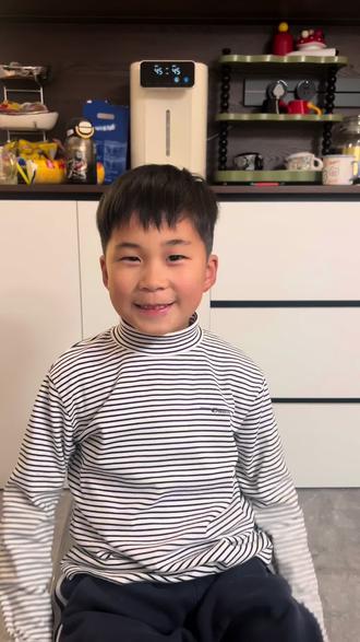 小学生视频日记第1️⃣天 求了800遍才愿意,扭扭捏捏顺利录完~真的可以提升自信和口才嘛?
求助:如何让他不像蚯蚓?如何让他少说“然后”?如何让他看镜头?#小学生视频日记 #小学生记录日常 #小学生出游日记