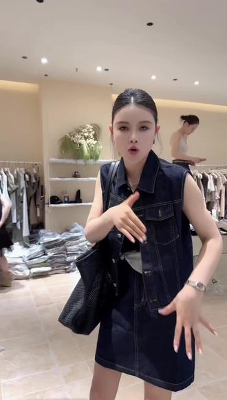 【格子家】夏季显瘦牛仔无袖马甲短裙套装加丝巾三件套#马甲短裙套装