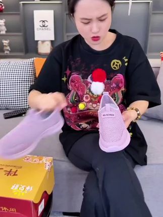 闰六月要到了,给妈妈买两双一脚蹬网面鞋吧,质量真的是太好了,满满的透气孔透气又舒适 #妈妈鞋软底防滑 #透气舒适
