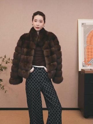 姐妹们快看,你们要的宽松显瘦直筒裤来啦,真的真的很百搭,穿上立马气质就不一样了,站在人群中一眼就能看到你#优雅气质 #时髦穿搭 #高级穿搭 #女神范 #高级感穿搭