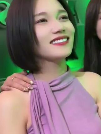 #红颜知己 是一朵永不凋谢的花朵,是一份永恒的礼物,应该用心 用情去呵护 那才能让这朵花!绽放最美的光彩,#抖音热歌推荐🔥 #热门音乐🔥 #情感音乐 #经典歌曲(红颜知己)原唱:安静