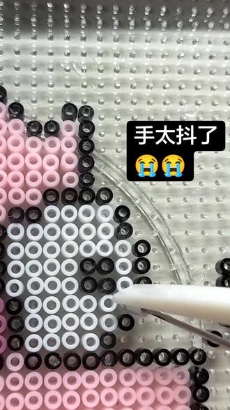拼的一个小臭猪~~~#拼猪 #diy创意手工 #指尖拼豆 #卡通形象拼豆