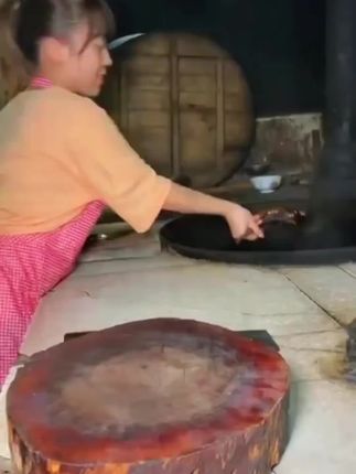 家人们!四川烟熏猪舌头来啦!柴火慢熏出的香味超浓郁,嚼着咸香带劲,一点不柴!不管是切片直接吃,还是炒菜、下酒都超绝,一口就爱上!爱吃腊味的朋友,这口可别错过!#四川烟熏猪舌头#腊味#下酒又下饭#咸香浓郁#美食分享