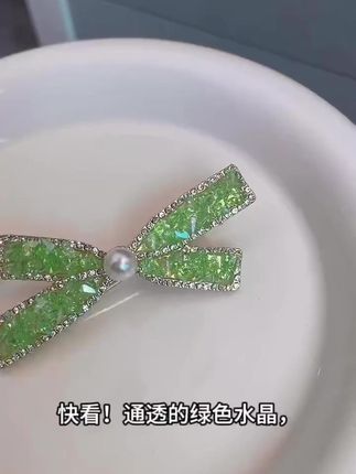 2025新款珍珠闪锆清新绿侧边夹,高端氛围感拉满! #女生发夹 #高端氛围感夹 #2025发夹 #珍珠闪锆发夹 #高端发夹