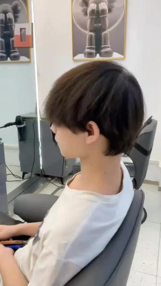 2026男生发型封神榜!选对直接换头不踩雷
谁懂啊!男生颜值上限,一半靠发型撑场😭
2025爆款全整理,按脸型+发质闭眼冲,Tony看了都夸会选!
✅ 细软塌救星:气垫烫+微分碎盖
发根冷烫自带蓬松buff,贴头皮星人秒变“头包脸”
日常吹干抓两下就出门,通勤早八党零压力,全脸型通吃不挑人
✅ 氛围感战神:莱斯利卷
大波浪纹理+自然层次,韩系欧巴既视感拉满
颧骨突出、长脸男生闭眼冲,横向蓬松度直接柔化脸型
约会/拍照自带磨皮特效,打理难度比羊毛卷低10倍
✅ 痞帅天花板:美式前刺+渐变
两侧渐变铲短显轮廓,顶部3-5cm立起超精神
圆脸/方脸剪完直接拉长比例,硬汉气场拉满
风吹雨打都不塌,运动/通勤/炸街三不误
✅ 减龄王炸:泰迪卷+栗子头
小卷蓬松显发量,发量少星人直接狂喜
比寸头有造型,比长发好打理,扣顶棒球帽就是日系潮男
圆脸男生剪完秒变奶狗,减龄5岁不是梦
⚠️ 选款避坑指南:
方脸别选板寸,硬线条会显脸更宽;长脸避开高颅顶发型,避免拉长脸型
去理发店直接甩给Tony:“两侧低渐变+顶部留5cm+自然纹理”,翻车算我的!
发型选对=颜值翻倍,评论区扣你的脸型+发质,帮你精准匹配本命发型~
#男生烫发推荐 #显脸小发型 #东莞男士发型设计
#东莞大朗男士发型设计 #东莞男士烫发设计