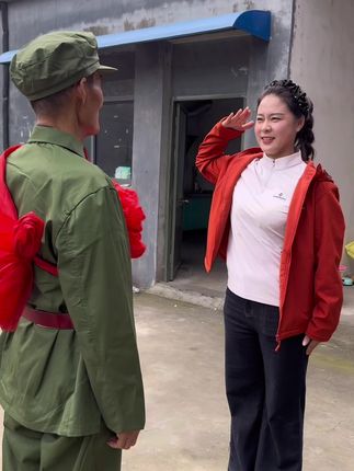 爸爸年轻的时候就想去当兵保家卫国,奶奶不舍得,就没能去成,成了爸爸一生的遗憾。 今天我为他“入伍”,他穿上军装那刻,眼神亮得像个小伙子。 他说当年想当兵,是因为:神气,能扛枪,保家卫国。 我想告诉他:爸爸,你虽然没上前线保家卫国,但在咱们家,你早就是我心目中的大英雄。 看着爸爸很高兴,认真地学敬礼,一遍遍练习走正步,我瞬间破防…… 原来,有些梦想,即使迟到几十年,也值得被郑重以待。#记录真实生活 #圆梦#国庆#小妮回娘家