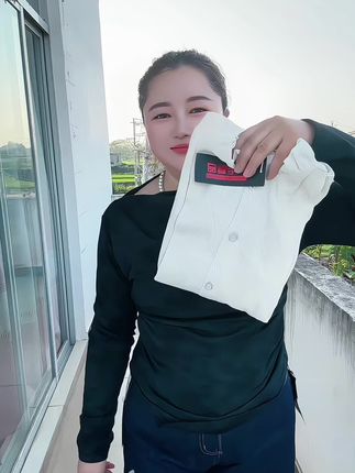 远嫁本来没有错的,但是婚姻太长了,长到爱情耗尽只是剩下柴米油盐酱醋茶,万一婆婆不疼!老公不体谅你,你就像个无家可归的孩子,远嫁就是一场豪赌!堵得不仅是距离,还有人性#早秋穿搭公式来了#如果上班都穿流光高智风 #早秋不费力显贵穿搭 #微胖女生怎么穿出早秋氛围感#高个子女生的早秋穿搭
