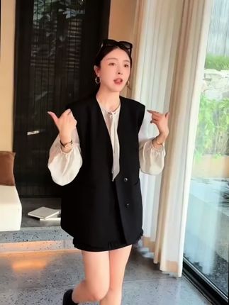 #马甲的显贵穿搭 任何事情都应该去尝试一下,因为你无法知道,什么样的事或者什么样的人将会改变你的一生#初秋一周不重样穿搭#说好的随便穿穿去看秀#早秋感高智感职场穿搭#小个子初秋显瘦穿搭