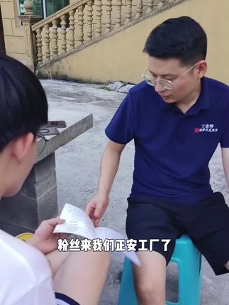 全家欢聚弹唱尤克里里,轻松上手享音乐乐趣! 想学西洋弦乐器却不知咋入手?这款神器帮你搞定!#吉他弹唱#尤克里里#谦梦尤克里里#弹唱