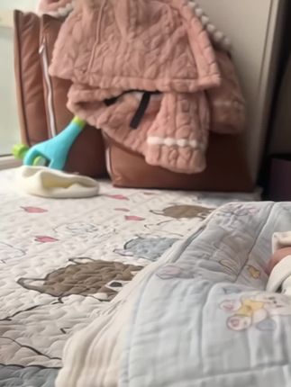 #我要上热门 满月之后就可以练习抬头和追视了 还能哄娃 爸爸安排的这个玩具宝宝很喜欢 #小福兔跳舞 #哄娃神器 #练习追视#小福兔