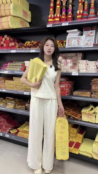 家人们谁懂啊!
咱超市好心给大家开放卫生间,
今儿来位大爷,不上洗手间拿卫生纸,
直奔货架抱了一大捆祭祀表纸往厕所冲!
咱就是说:大爷~活人用卫生纸,
烧给先人的纸可不能乱用呀😂#万家购生活超市 #一定要看到结尾 #搞笑 #老板娘日常