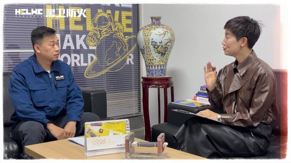 为什么防火墙两侧必须涂刷3米的电缆防火涂料 很多人以为防火墙一堵,火就过不去了。其实不一定。火灾发生时,火焰很容易沿着电缆桥架纵向蔓延,直接”绕过"防火墙。
根据 GB 50217-2018电力工程电缆设计标准防火墙两侧2-3米范围内必须采取电缆防火措施工程上最常见的做法就是:涂刷电缆防火涂料。
目的有三个:
阻断电缆火灾纵向莫延
降低高温对电缆的热冲击
延缓电缆失效,争取救援时间
简单一句话:防火墙挡横向,防火涂料控纵向。