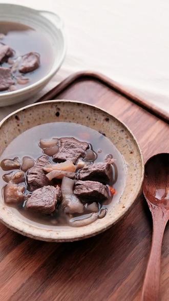 关节养护·杜仲牛肉蹄筋汤🥩【强筋健骨】 1款补肝肾、强筋骨的慢炖汤品,对关节健康大有裨益💪
杜仲牛肉蹄筋汤
【配方】牛肉200g、猪蹄筋20g(干)、杜仲叶2g、黑豆20g、枸杞3g
【功效】强筋健骨,养护关节
牛肉提供优质蛋白修复肌肉组织,蹄筋富含胶原蛋白搭配杜仲叶能够起到补肝肾,强筋骨,促进钙吸收的功效,黑豆能减少关节腔中的滑液粘度,改善关节活动度。
【操作步骤】
①提前一天将蹄筋泡发
②牛肉切成小块,将杜仲叶装入中药包中备用
③将牛肉冷水下锅,水开后去除浮沫
④加入牛蹄筋和黑豆以及杜仲叶,继续炖煮40分钟至蹄筋软烂,黑豆熟透
⑤捞出杜仲叶,加入枸杞继续小火炖煮10分钟即可
【注意事项】
①蹄筋提前泡发,可提前用开水煮20分钟后放入凉水泡发一晚即可
②杜仲叶尽量用中药包装,以免煮碎后不易捞出
③小火慢炖,避免大火烧干
#宠物鲜食 #药膳食谱 #中兽医 #熟自制 #宠物药膳