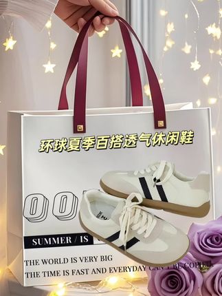 被追着问的德训鞋✨环球你太会了 家人们谁懂啊!环球这双磨砂皮德训鞋,简直是挖到宝了💎 2025春夏季新款,完全长在我的审美点上~ 丑萌的设计超级独特,圆头显脚小,宽脚星人友好👣 鞋面是质感满满的磨砂皮,透气又耐磨,夏天穿也不闷脚。厚底设计带来超绝踩屎感,走路像踩在云朵上☁️ 软乎乎超解压,还悄咪咪增高,小个子福音!而且它融合了勃肯鞋的随性自在,日常通勤、运动休闲都能搭,配牛仔裤或小裙子,都很绝。 #透气舒适 #软底软面穿上超舒服 #百搭鞋子 #穿搭 #好穿又好搭 @抖加🔥上热门🔥dou+🔥热点宝