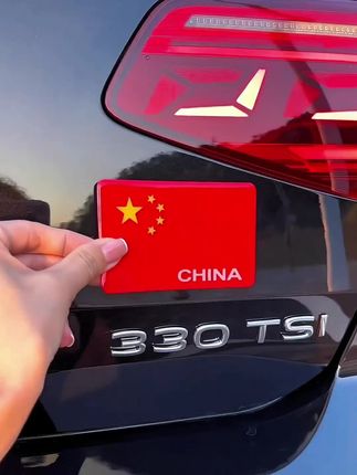马上国庆节了氛围感要拉满,又开启“贴贴”模式,贴上反光贴夜晚出行更安全!#交通安全#政务原创作者联盟 #出行安全 #国庆