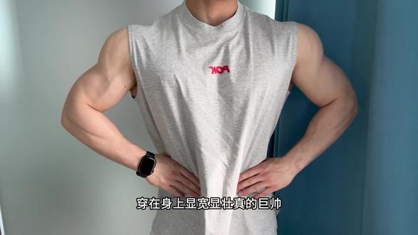 破壳计划字母印花无袖坎肩背心,显宽显壮,凉感亲肤,红色字母印花很有质感时尚百搭!#男生穿搭 #健身穿搭 #坎肩背心 #健身背心 #型男必备