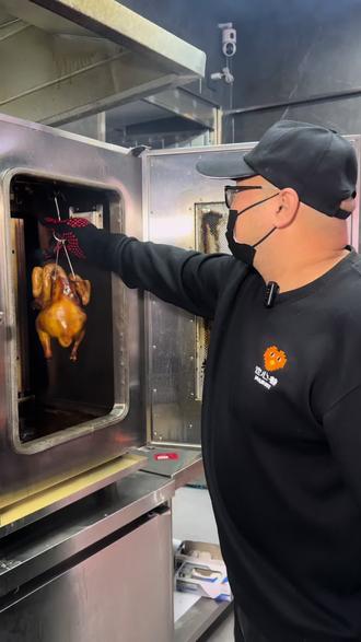 走心巷清远烧鸡王 现点现烤肉!新春福利49.8整个烧鸡,皮脆爆汁!#走心巷清远烧鸡王 #烧鸡#英德美食