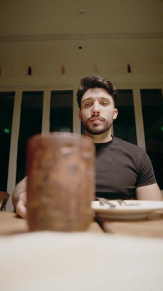 小众测评|喝一口骆驼发酵奶,穿越到牧场🌿 之前去新疆旅行,被当地朋友安利了这款“神秘白饮”——
原来它就是哈萨克人口中的 Shubat(发酵骆驼奶)!
✨ 为什么说它是宝藏?
▪️ 口感8分:像稀酸奶+气泡水,有淡淡的坚果香
▪️ 营养10分:维C是牛奶的10倍!还有天然胰岛素蛋白和耐酸型乳酸菌
▪️ 文化值拉满:在草原,这是献给客人的最高礼节🙇♀️
📍 购买tips:
初次陌生感很正常,就像第一次喝气泡水或黑巧,高级风味需要解锁~
加入少许蜂蜜/果干,或搭配馕饼过渡
建议选传统发酵的,活性益生菌更多哦!
(我们门店的骆驼奶是每日新疆空运发来的
#游牧智慧 #摩登哈萨克 #骆驼奶 #ibaursak #爱包尔萨克