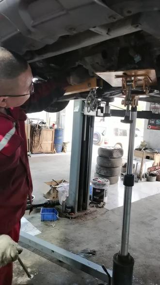 抬变速箱~换离合器套件~
哈弗H1 AMT变速器#发动机维修 #变速箱维修 #汽车服务行业 #柴油发动机