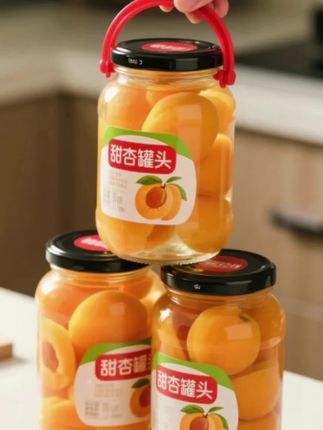 嘿,吃货们注意啦!挖到一款神仙甜杏罐头,必须按头安利—— 4罐沉甸甸抱回家,这分量直接把性价比拉满。打开盖子先被惊艳到,果肉圆滚滚胖乎乎,泡在透透亮亮的糖水里,像琥珀裹着蜜。那颜色,是刚摘下来的新鲜杏儿透着光的样子,嫩得能掐出水,光瞅着就馋到咽口水。 空口吃是蜜渍的清甜,果肉带着点韧劲;挖两勺拌酸奶,酸甜搭得刚好,夏天放冰箱冰一下,一口下去凉丝丝的,简直是续命神器!爱吃这口的,错过真得拍大腿~#甜杏罐头#美食推荐#口感特别好#夏日解暑必备#口感超好