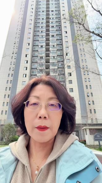 诗歌简读7《拟古12首》唐.李白。生者为过客,死者为归人。天地一逆旅,同悲万古尘。月兔空捣药,扶桑已成薪。白骨寂无言,青松岂知春。前后更叹息,浮荣安足珍。