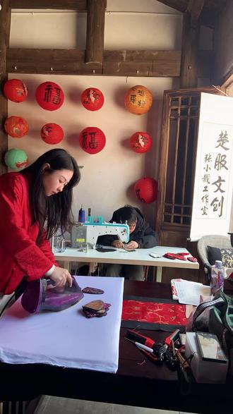 荆州|新年第一天 新年第一天也有在推广楚服文化呀#荆州 #张小裁 #楚服文创 #新年快乐 #她力量 @@散人 @张小裁工作室