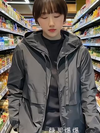 灰色休闲连帽外套上衣,初秋必备!!!#森系少女感穿搭 #秋天变时髦就从韩系穿搭开始 #早秋穿搭三分钟出门不是梦 #初秋一周不重样穿搭 #通勤穿搭万能配色公式 @抖加🔥上热门🔥dou+🔥热点宝 @DOU+上热门