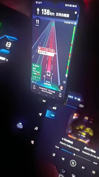 跟你讲个笑话昨天跟导航吵了半夜架#返程高峰 #高速蝴蝶效应(幽灵堵车)
就是高速车流里的微小扰动,被高速+高密度车流无限放大,最终引发长距离、无事故拥堵/连环事故的混沌现象。
一、核心原理(刹车波)
- 初始:1辆车轻刹/急刹/加塞/变道(时速100km/h下,仅降5km/h)
- 连锁:后车反应+刹车,减速幅度逐车放大(第10辆车常被迫停死)
- 扩散:“停车波”向后蔓延,10分钟可堵2–5公里,形成“幽灵堵车”(前方无事故却堵死)
二、常见触发点
- 急刹、轻踩刹车、看手机减速
- 加塞、强行变道、匝道汇入/出口抢道
- 低速占快车道、跟车过近
三、后果
- 无事故长堵(几公里到十几公里)
- 连环追尾(1车变道→多车急刹→追尾)
- 通行效率暴跌(1次加塞→后方效率降15%)
四、怎么避免/缓解
- 跟车留足安全距离(不跟车过近)
- 不随意变道、不加塞、不低速占超车道
- 提前规划出口,早并线,不临时抢道
- 平稳驾驶,少踩急刹