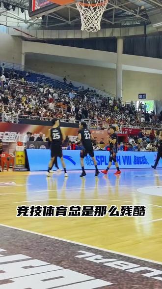 本来准备睡的,但总感觉心里堵得慌,还是忍不住更新了湖工大男篮回顾视频,听了很多电台,看了很多评论,我只想说不以一时成败论成败!今天华科确实表现非常出色,他们配的上这场胜利,但工大就输了嘛,我认为没有,小组赛太过顺风顺水,让这些年轻小伙子产生幻想,但华科用紧逼与铁血防守给工大球员上了一课,让他们明白在逆境中该如何去破解,全国赛对手不弱,如果想突破,就要拿出每球必争的态度,舍我其谁的气势,输一场比赛,让工大更加明白自己的缺点,补强自己的短板,管他清华北大,是头狮子我也要上去揪它两根毛!期待工大全国赛蜕变!(还有很多球员的镜头没拍到,多多见谅)#篮球需要沉淀 #cubal全国大赛 #篮球比赛现场 #创作者中心 #创作灵感
