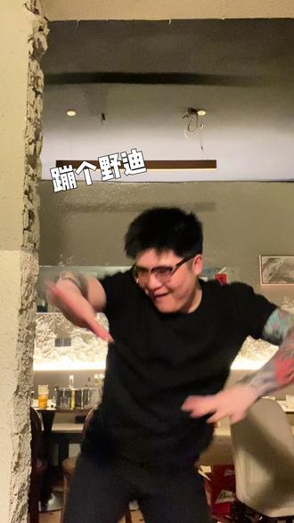 在德州居然有一个故事男人开了一家可以拼桌的宝藏小酒馆 在这里拒绝❌零社交 老板会带着大家一起玩 进店第☝️杯调酒免费哦#宝藏酒馆 #拼桌酒馆 #帅哥美女聚集地 #游戏酒馆 #故事酒馆
