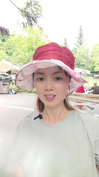遵义凤凰山广化广场北停车场,离遵义会馆核心景点步行10分钟,附近游玩打卡地众多,可搭帐篷,可明火煮饭。#房车营地#自驾游露营地