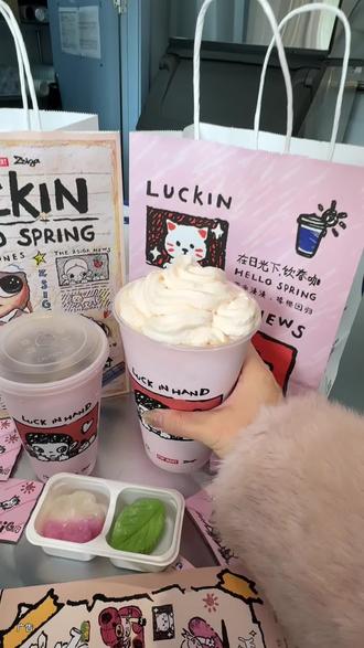 女神节来上一杯粉粉的好可爱! #这个春天人手一份粉咖花束
#万物皆可粉嘟嘟
#过春天指南
#瑞幸联名Zsiga
#瑞幸奶油顶回归