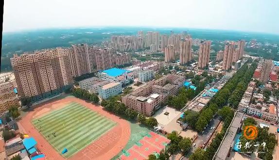 冠县一中-美丽的校园 县一中,这座生于1950年的家乡学府,是时光最温柔的馈赠。晨起有书声为伴,日暮有晚霞映操场。七十余载,“勤实”二字刻入风骨。愿你在这里,以笔为剑,以梦为马,不负韶华,遇见光芒万丈的自己。