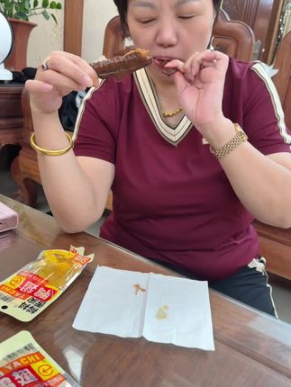 一定要试试这个抖抖舌尖的鸭翅,它是地道的湖南风味,特别入味,连骨头都超香,肉质紧实有嚼劲,又辣又香,赶紧囤起来#这也太好吃了 #解馋 #太好吃了 #香辣鸭翅 #太香啦