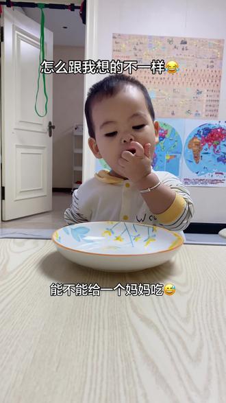 一说我也要吃,那个小胖手抓紧往嘴巴里塞,小爪子都快忙不过来啦😅#萌娃搞笑日常 #原谅我不厚道的笑了