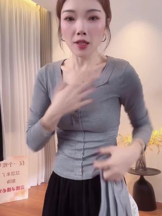 #谁穿都好看 #修身显瘦 纯欲排扣方领长袖t恤女修身高腰短款上衣内搭T恤#穿出高级感 #面料柔软舒适 #ootd穿搭