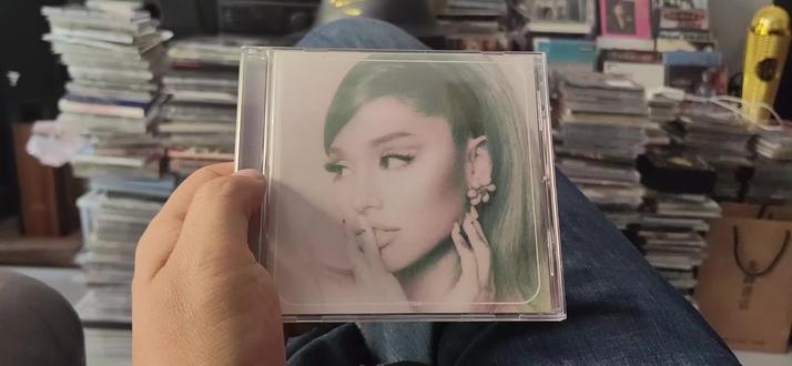 A妹第六张录音室专辑《POSITIONS》 欣赏美国流行天后爱莉安娜·格兰德(Ariana Grande)的第六张录音室专辑《Positions》,2020年10月30日由Republic Records发行,也是她职业生涯中极具代表性的一张作品。
这张专辑是A妹在经历了曼彻斯特演唱会恐袭、前男友Mac Miller离世、公开分手等人生低谷后,完成的一次情绪疗愈与自我重建。
与前作《Thank U, Next》的沉重反思不同,《Positions》的基调轻松、挑逗又充满爱意,展现了她走出阴霾、拥抱新恋情(与丈夫Dalton Gomez)的松弛状态。
她曾表示,专辑创作的核心是“回归人声本身”,用更细腻、慵懒的唱腔表达亲密、吸引与浪漫 devotion。
风格延续了她标志性的R&B/Trap-pop基底,同时融入了neo-soul、funk和hip-hop元素,整体节奏更松弛、更具呼吸感。
同名主打《Positions》成为史上第一首同时空降公告牌美国单曲榜、全球单曲榜、全球除美单曲榜冠军的歌曲。