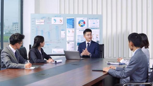 政协委员:应对AI就业冲击的建议 新技术浪潮下,如何应对AI带来的就业影响?全国政协委员、北京国际城市发展研究院创始院长连玉明认为,未来的关键不在于争论“谁被替代”,而在于如何加速劳动力的“价值转移”,需要构建“适应性就业支持体系”,帮助劳动者顺利完成从被影响岗位到新兴岗位的价值过渡与技能跃迁,驾驭变革而非被变革所冲击。
连玉明呼吁,尽快启动国家层面的“人工智能时代就业保障与社会适应”中长期专项规划,统筹教育、产业、社保、法律各方力量,系统构建从风险预警、技能重塑到权益保障的全链条支持网络。#AI #就业 #社会保障