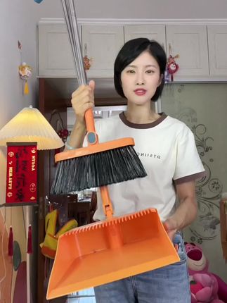 我赌你这辈子,都没见过这么好的扫把。磁吸的设计吸的很牢固,而且簸箕上有个小梳子轻松一刮头发就下来了,扫把头还可以三百六十度#把簸箕套装#扫把 #扫把簸箕套装推荐#好用不贵经济实惠#家务好帮手