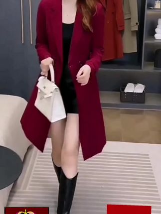 姐妹们,这件衣服简直太美了!它是一款收腰中长款外套,穿上后超级显瘦,而且非常百搭,无论是搭配牛仔裤还是裙子都很好看,属于早秋必备单品,喜欢的朋友千万不要错过。#洋气上档次 #风衣 #外套穿搭 #穿出自己的风格 #每日分享