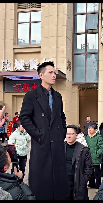 海莉认干女儿@索图@细眼妹认亲现场感人片段#抖音商城闪亮的大牌