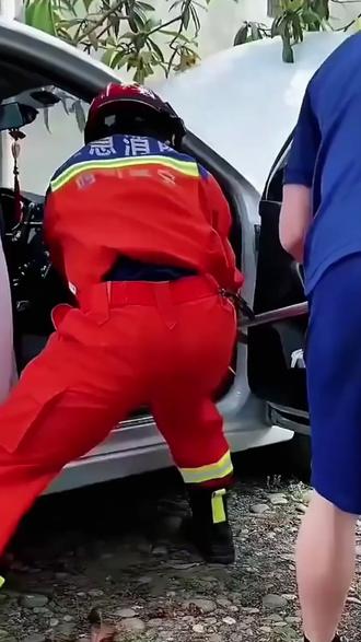 汽车里面,钻进大蛇,到底什么原因。 汽车里面,钻进大蛇,到底什么原因。#行车安全 #安全驾驶 #安全出行 #安全驾驶
