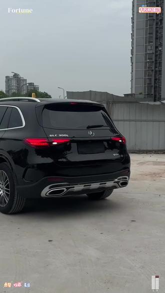 奔驰GLC原车尾部很单调,没有奔驰该有的档次,可以加装这款Glc尾灯贯穿亮条,加装完以后档次提升了不只是一点!#奔驰 #glc尾灯贯穿亮条#车载好物