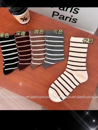 黑白秋冬条纹潮袜时尚袜子ins百搭运动韩版学院风日系女袜T 姐妹们,你们赶紧去抢这个秋冬条纹袜哈!它是这种经典的黑白色系,搭配什么鞋子都好看,上脚软软糯糯的很舒服。它这个质量真的特别好,穿上不会闷脚,也不会臭脚,平时不管是搭配运动鞋、小皮鞋或者是毛拖鞋都非常好看,喜欢的姐妹赶紧给自己安排起来吧!